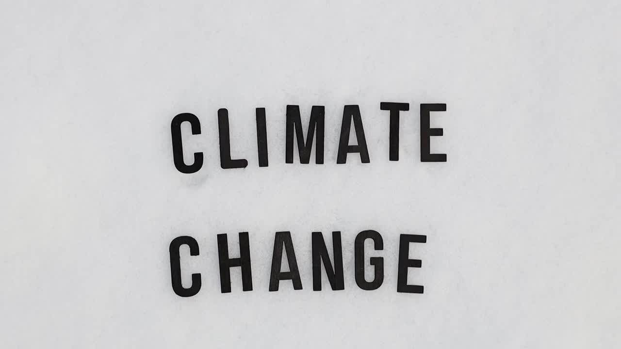 雪地里用黑字写的文字气候变化。视频下载