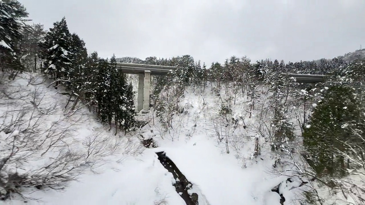 从日本火车(新干线)和公共汽车的窗户看下雪的道路和美丽的景色的视频交通概念4K剪辑视频下载