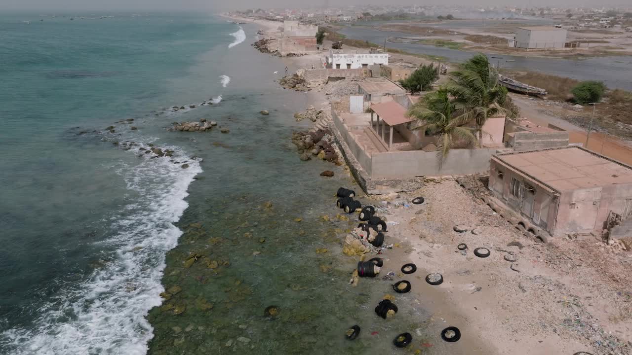 空中特写。气候变化导致的海平面上升导致的海岸侵蚀，塞内加尔的圣路易斯视频下载