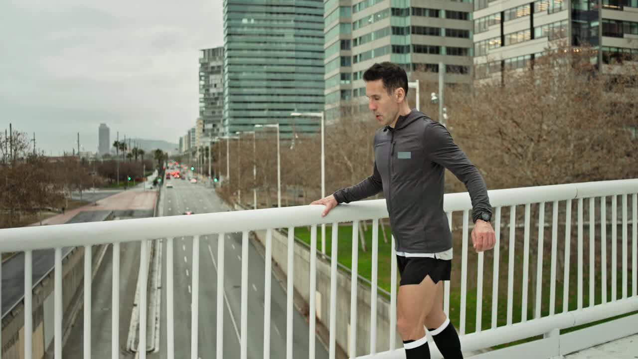 40多岁的运动员正在为步行桥赛跑热身视频下载
