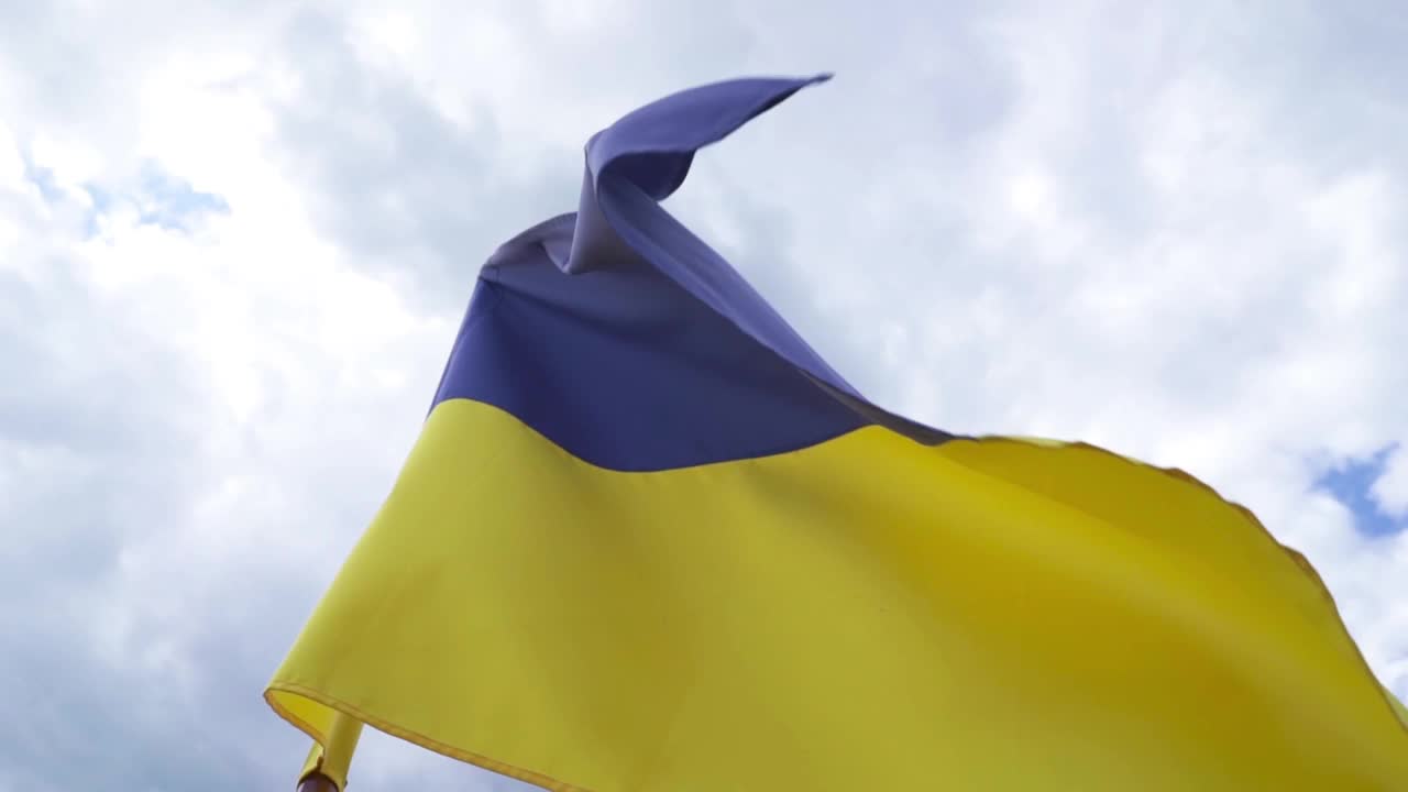 乌克兰国旗在风中飘扬视频下载
