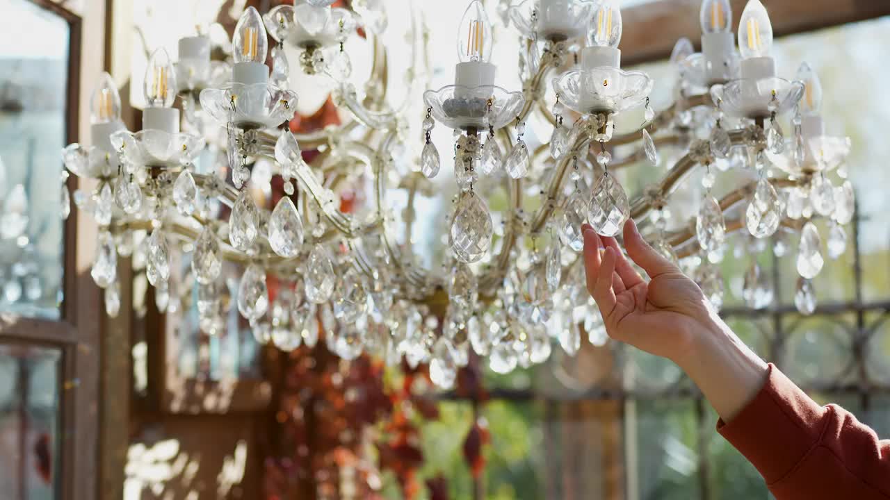 复古水晶吊灯用于婚礼场地装饰。手触摸灯上纯粹的闪闪发光的晶体。视频下载