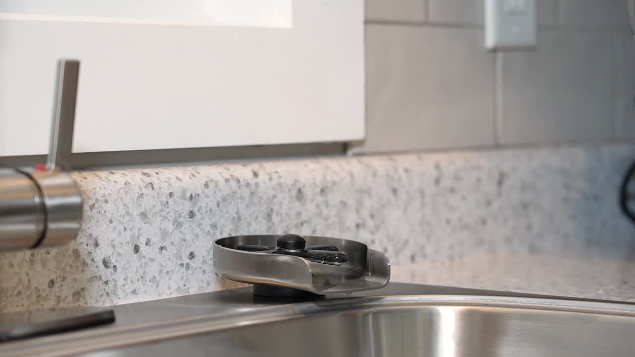 厨房水槽杯冲洗器的慢动作视图视频下载