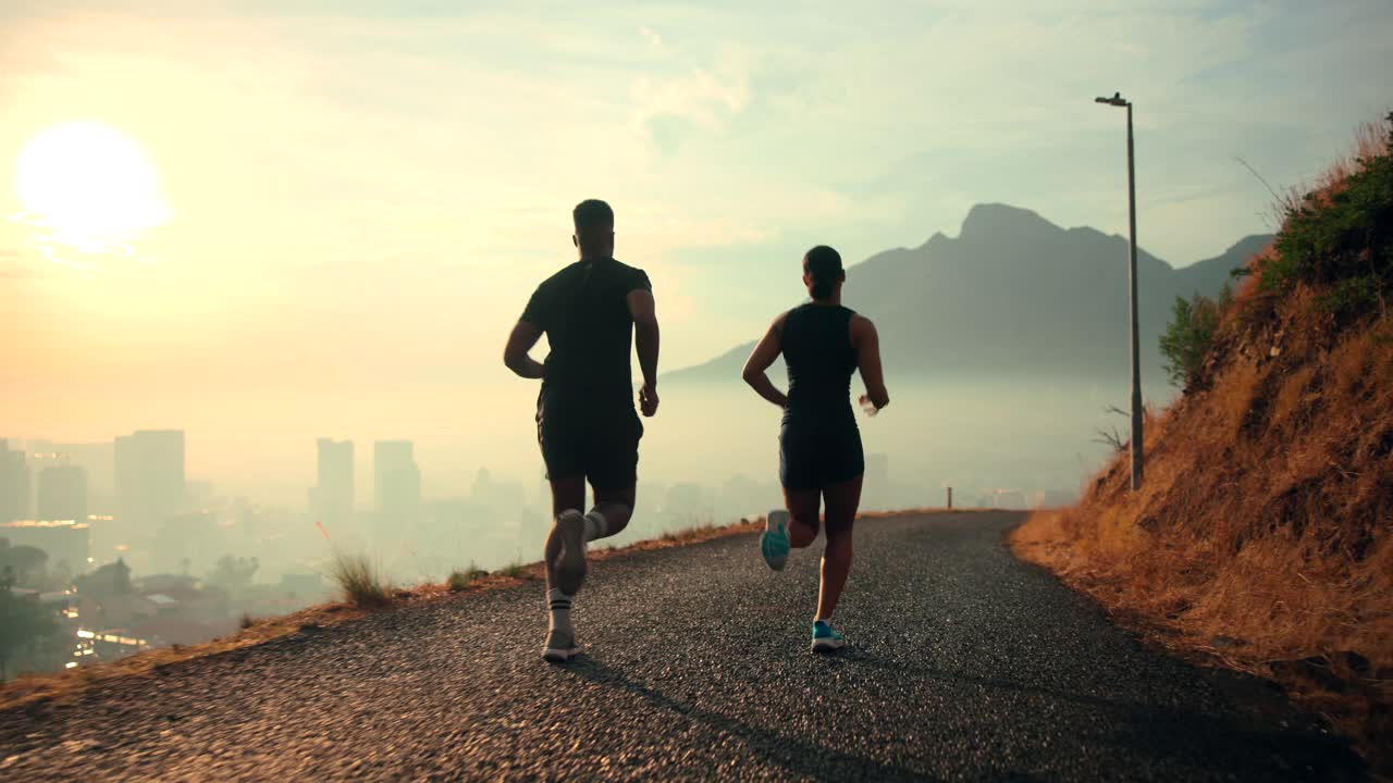 在阳光下，男人和女人一起在公园跑步在户外慢跑锻炼运动服积极的年轻锻炼运动跑步者健身有氧运动夏天慢动作。视频下载