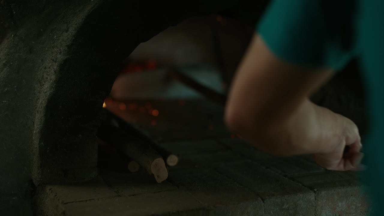 滑动镜头制作美味的手工披萨在木头燃烧的烤箱视频下载