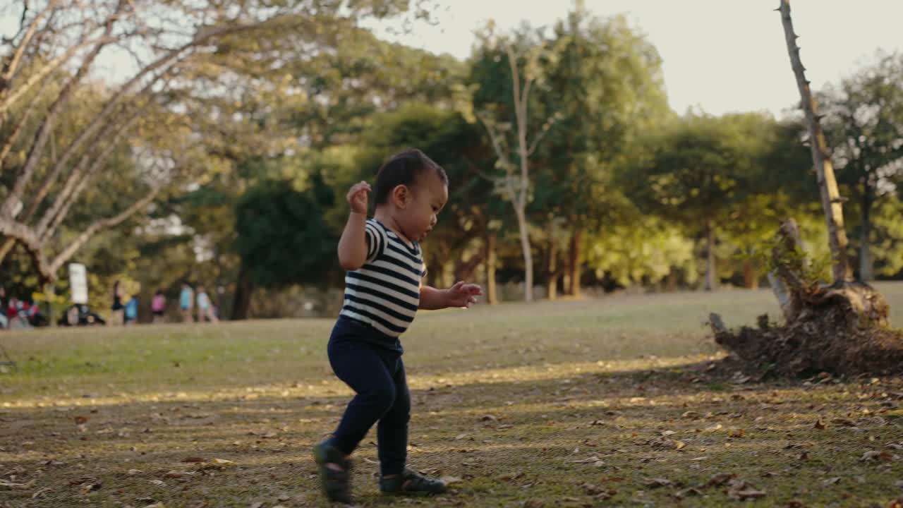亚洲家庭单亲妈妈和孩子在公园享受阳光明媚的一天视频下载