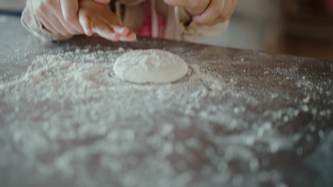 家庭乐趣在厨房积极的情绪亚洲母亲教学和创造记忆，同时准备披萨与小女儿周末活动视频下载