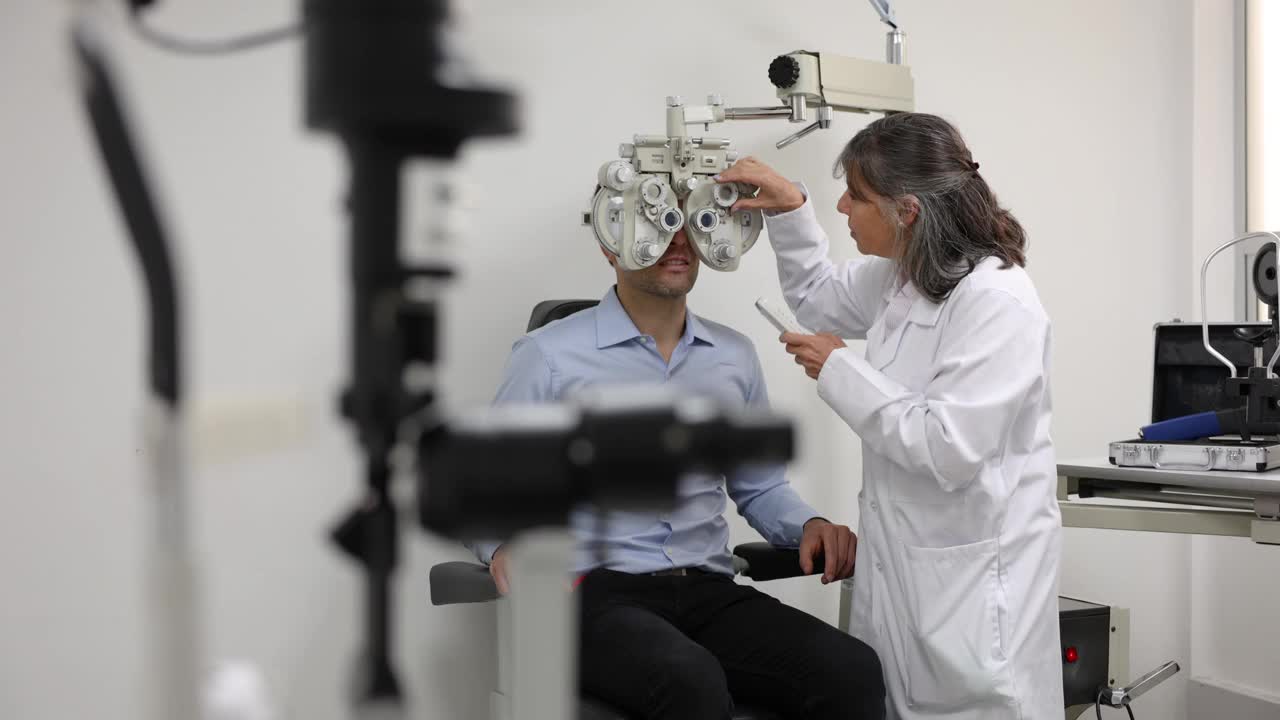 一位拉丁美洲男子在眼科医生那里做眼科检查视频下载