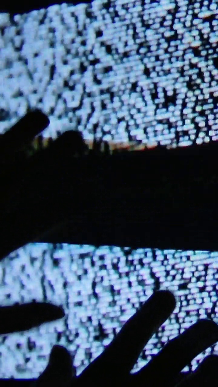 电视屏幕上神秘之手的垂直视频视频下载