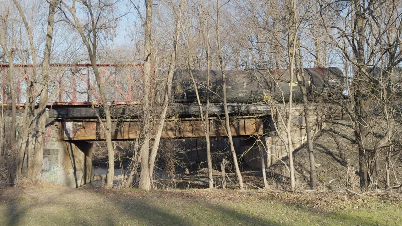 满载油罐车的货运列车穿过美国小镇的一座桥视频下载