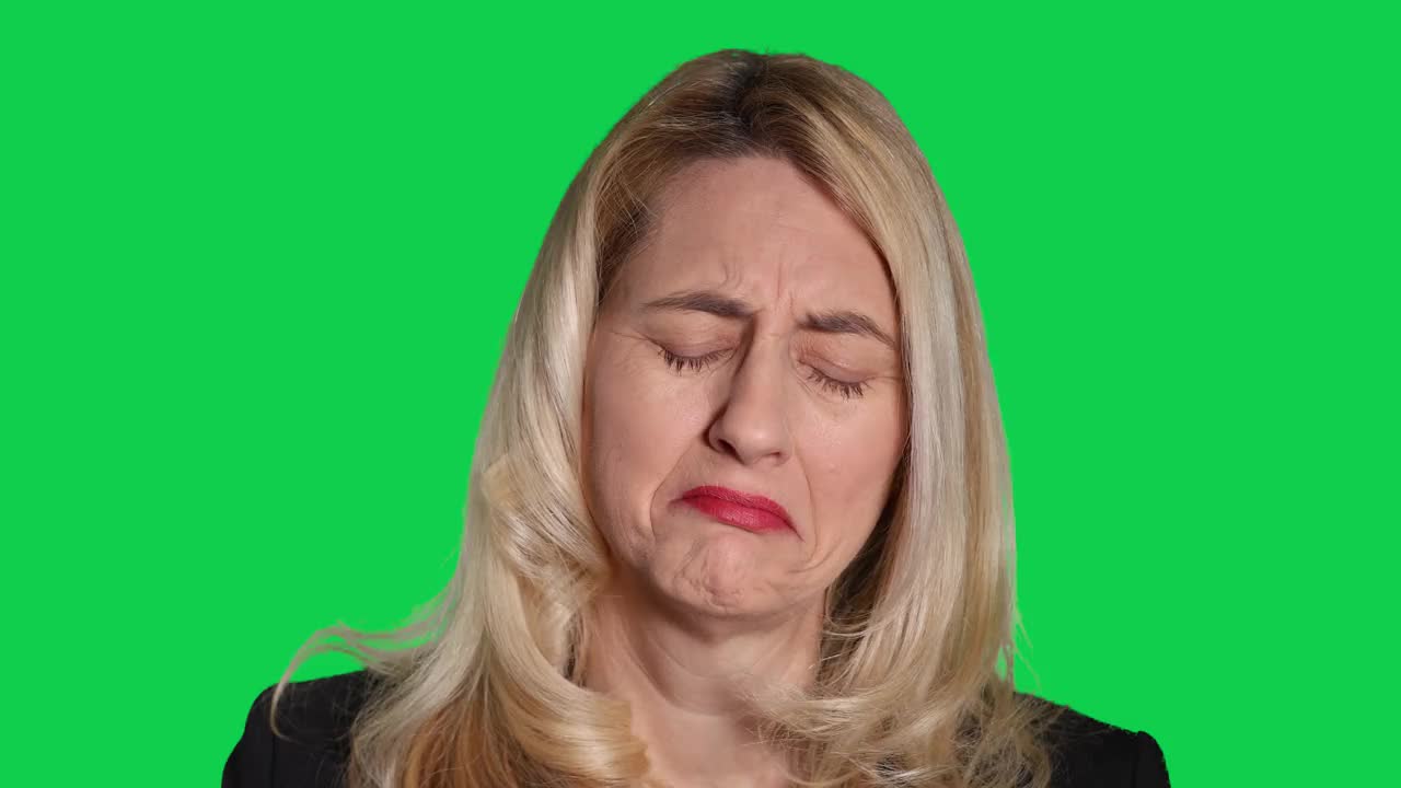 在绿屏上皱眉的女人感到沮丧视频下载