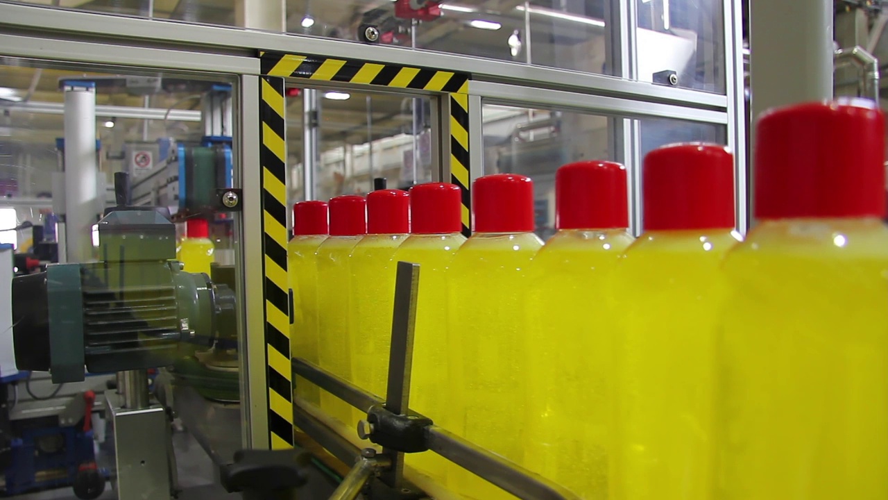 某工厂自动化生产线上的液体洗涤剂视频下载