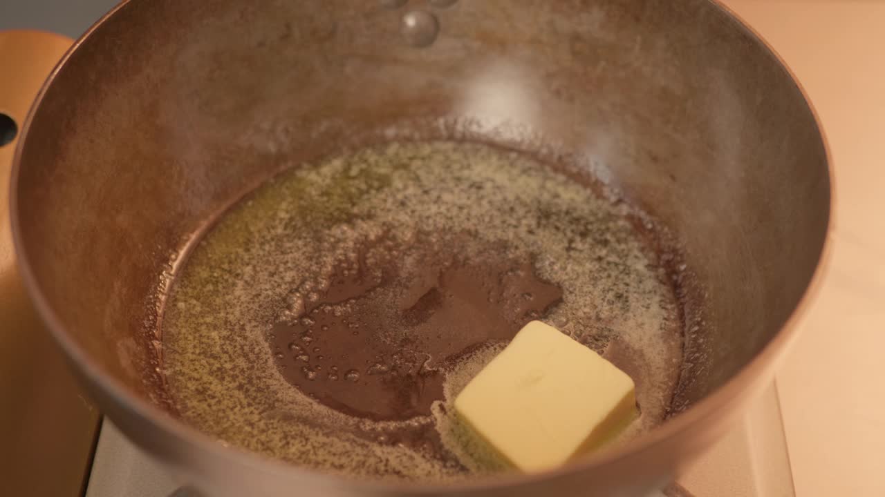 将普通面粉与融化的黄油混合视频下载