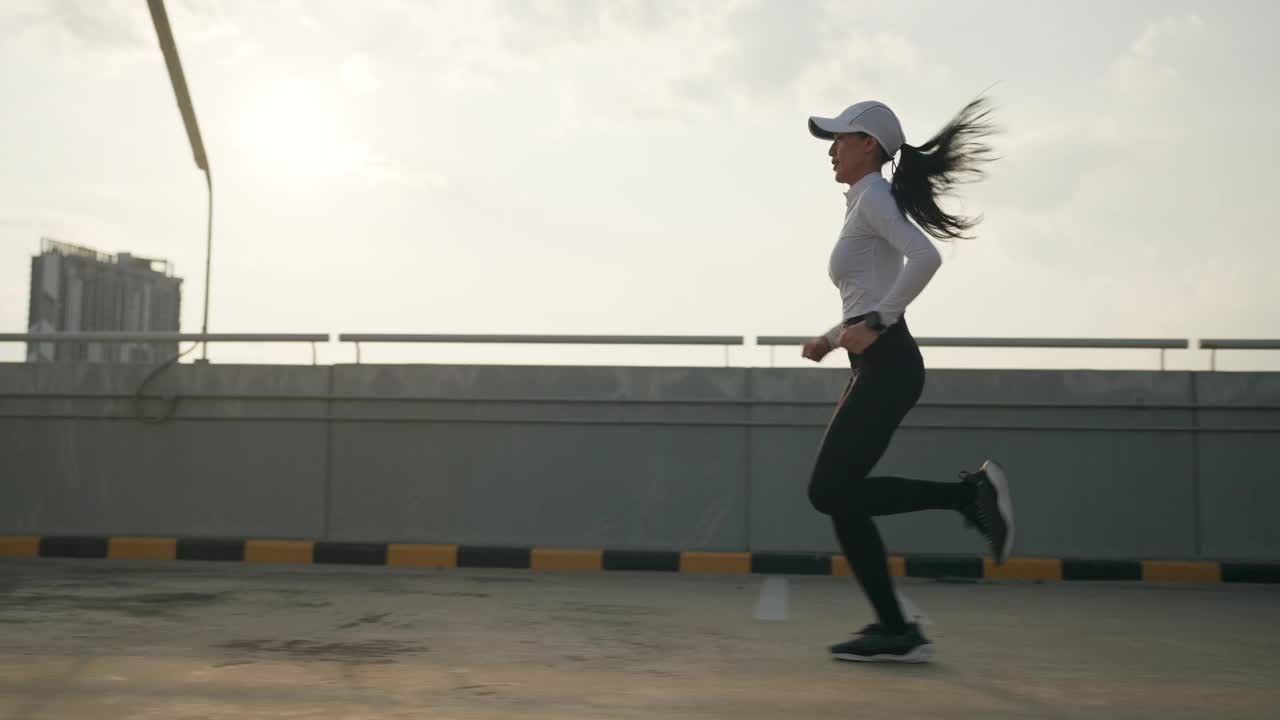 专门的女性户外跑步训练视频下载