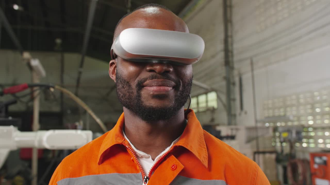工业工程师使用虚拟现实技术操作机械臂机。视频下载