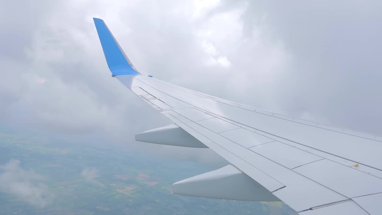 从起飞后上升的飞机上看到的多云天空视频下载