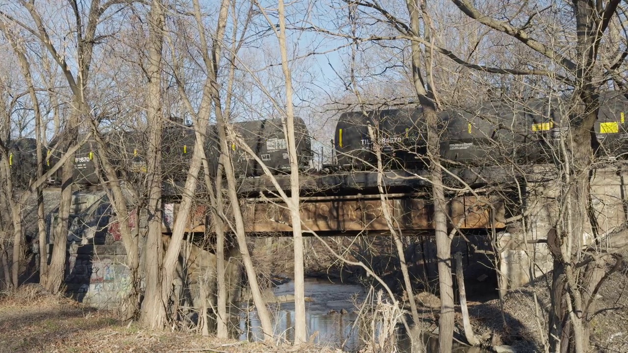 满载油罐车的货运列车穿过美国纽约小镇的一座桥视频下载