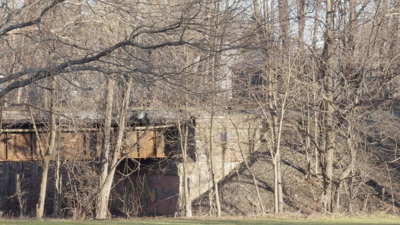 货运列车穿过美国小镇的一座桥视频下载