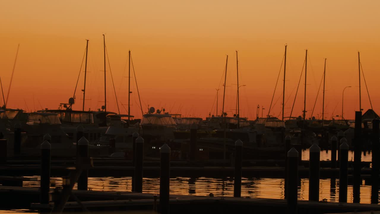 日落时分停泊着游艇的港口视频下载