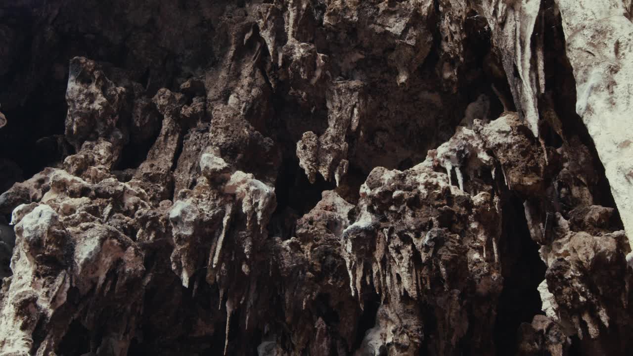 妖娆洞穴内的墙壁视频下载