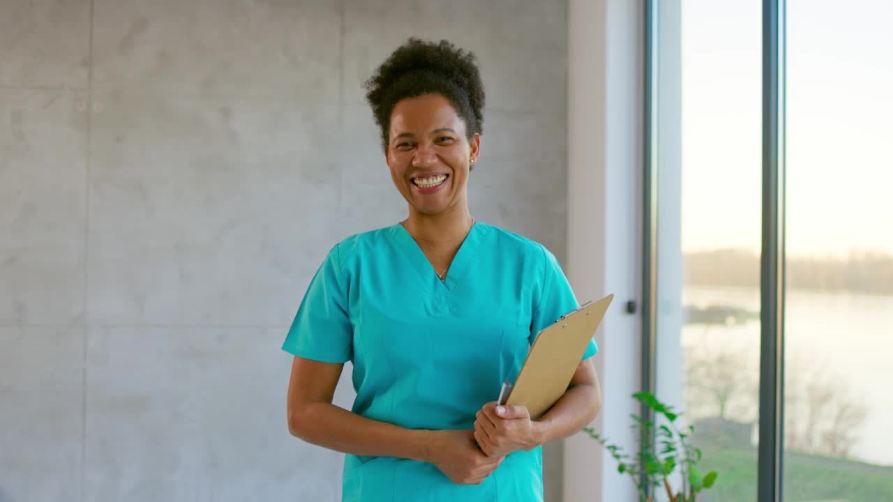 在医院工作的成熟女护士画像视频下载