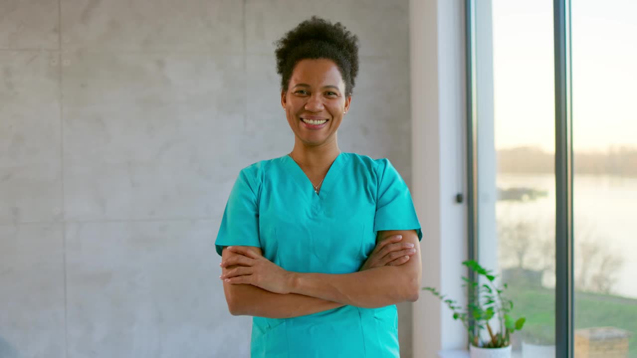 非裔美国女医生在医院背景的肖像。视频下载