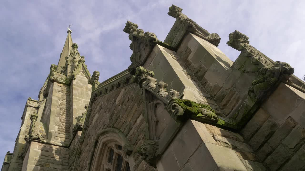 伯明翰斗牛场的石像鬼和圣马丁尖塔。视频下载