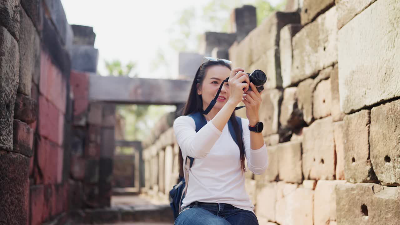 一个微笑的女旅行者背着背包拍照视频下载