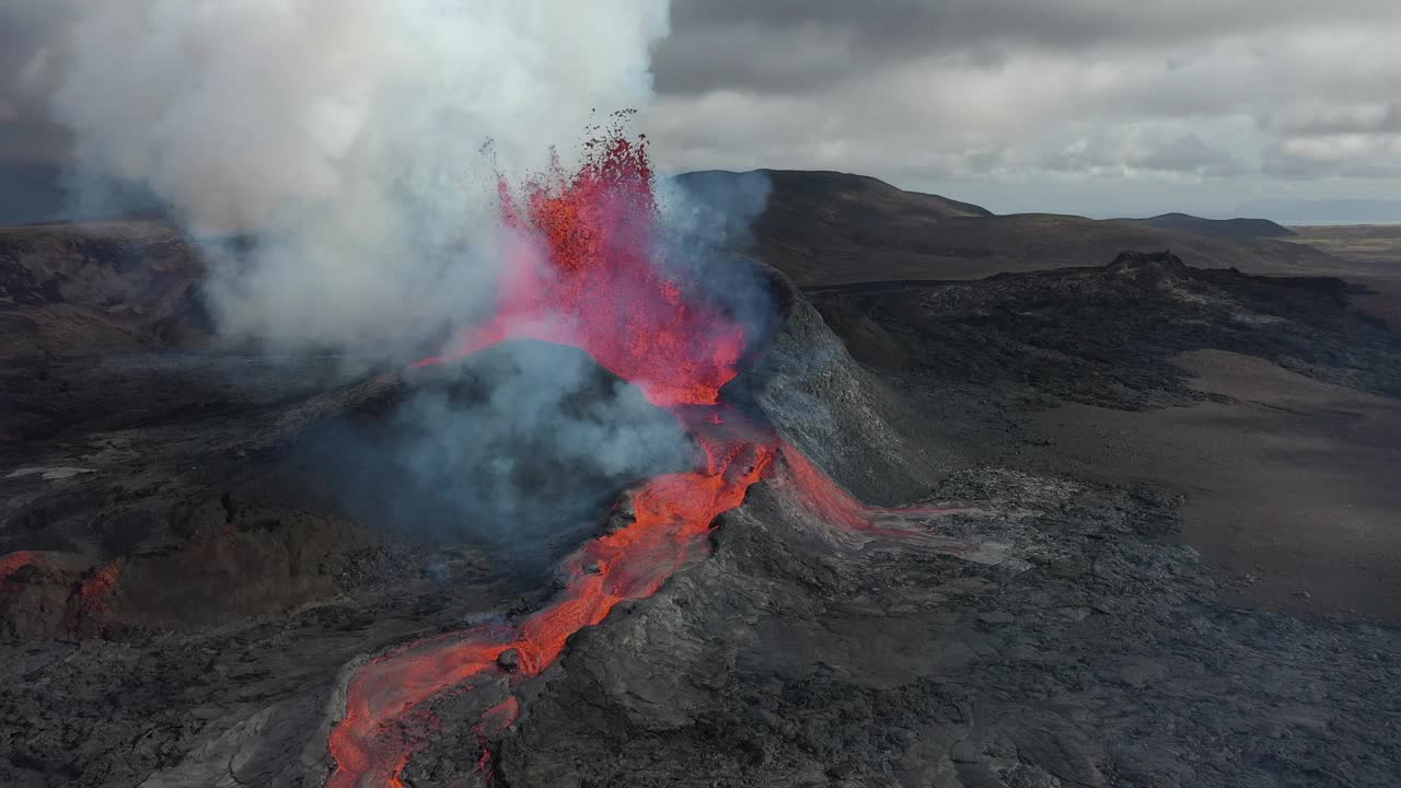 2024年冰岛火山喷发的4K无人机航拍视频。Fagradalsfjall火山位于格林达维克和雷克雅未克附近的Geldingadalir山谷。炽热的熔岩和岩浆从火山口涌出视频下载