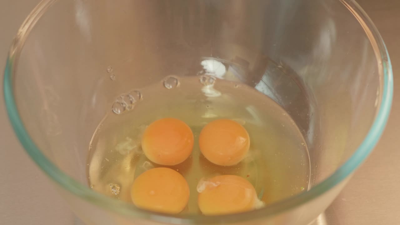 在搅拌碗中搅拌鸡蛋视频素材