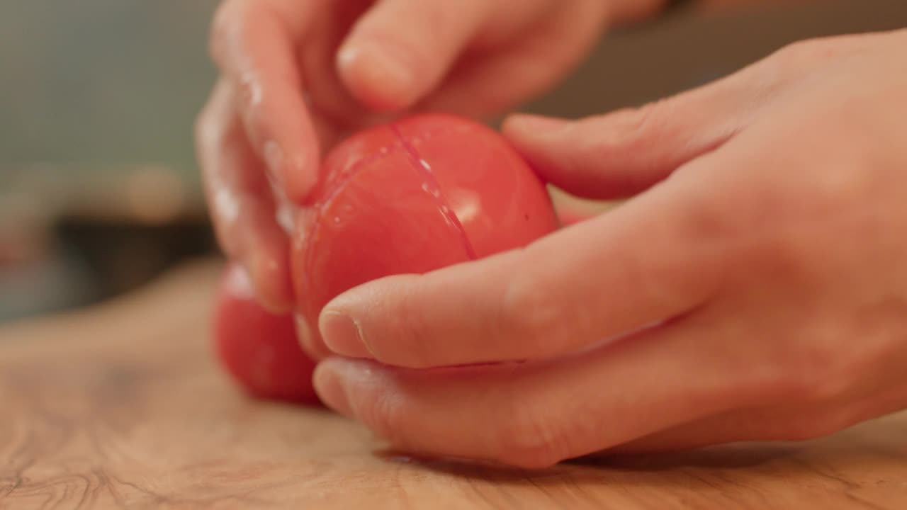 手剥木砧板上的西红柿皮视频下载