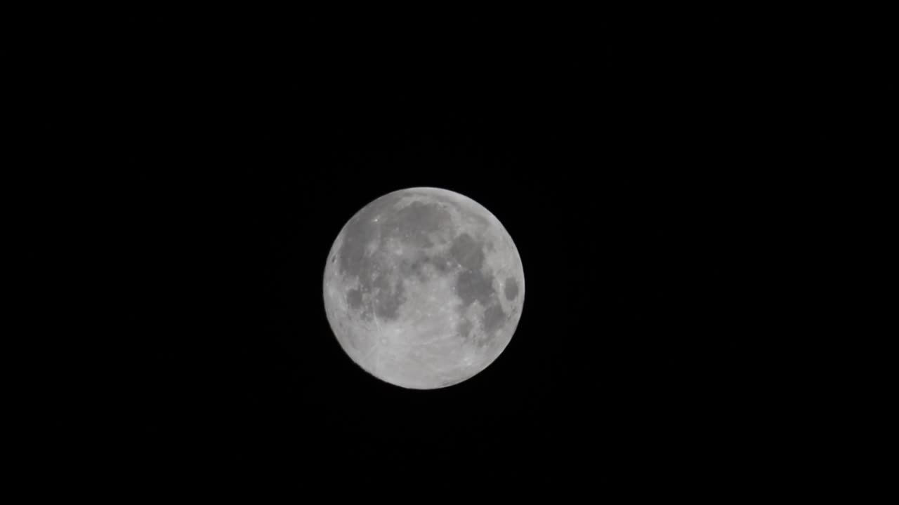 从英国赫特福德希思看到的满月。视频下载