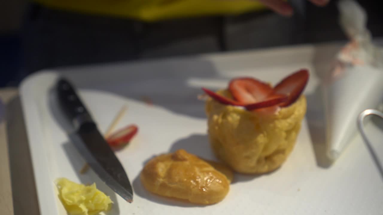 糕点师用日本奶油和浆果4k制作草莓chuox奶油泡芙视频下载