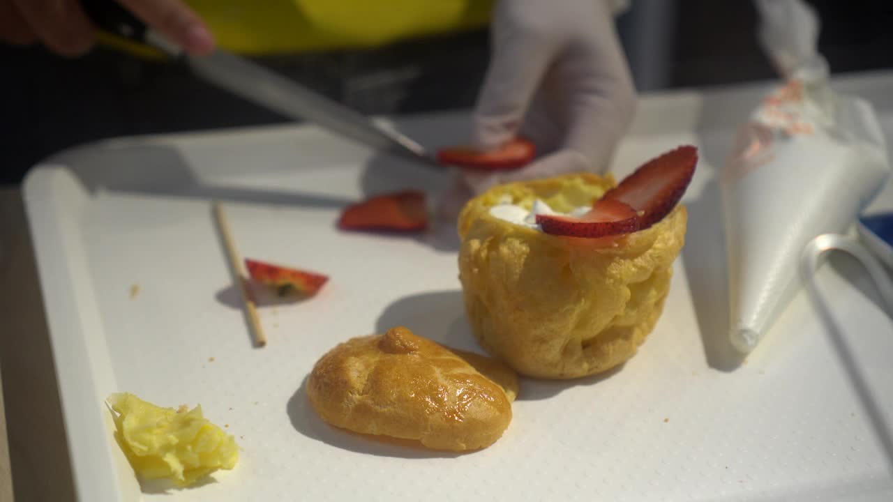 糕点师用日本奶油和浆果4k制作草莓chuox奶油泡芙视频下载