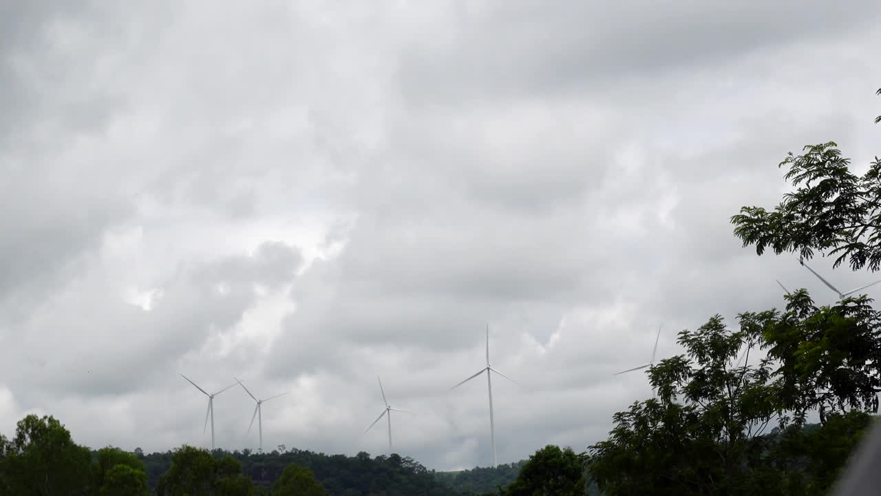 风能可以产生全天和夜间以及在泰国多云阴天延时的替代电力视频下载