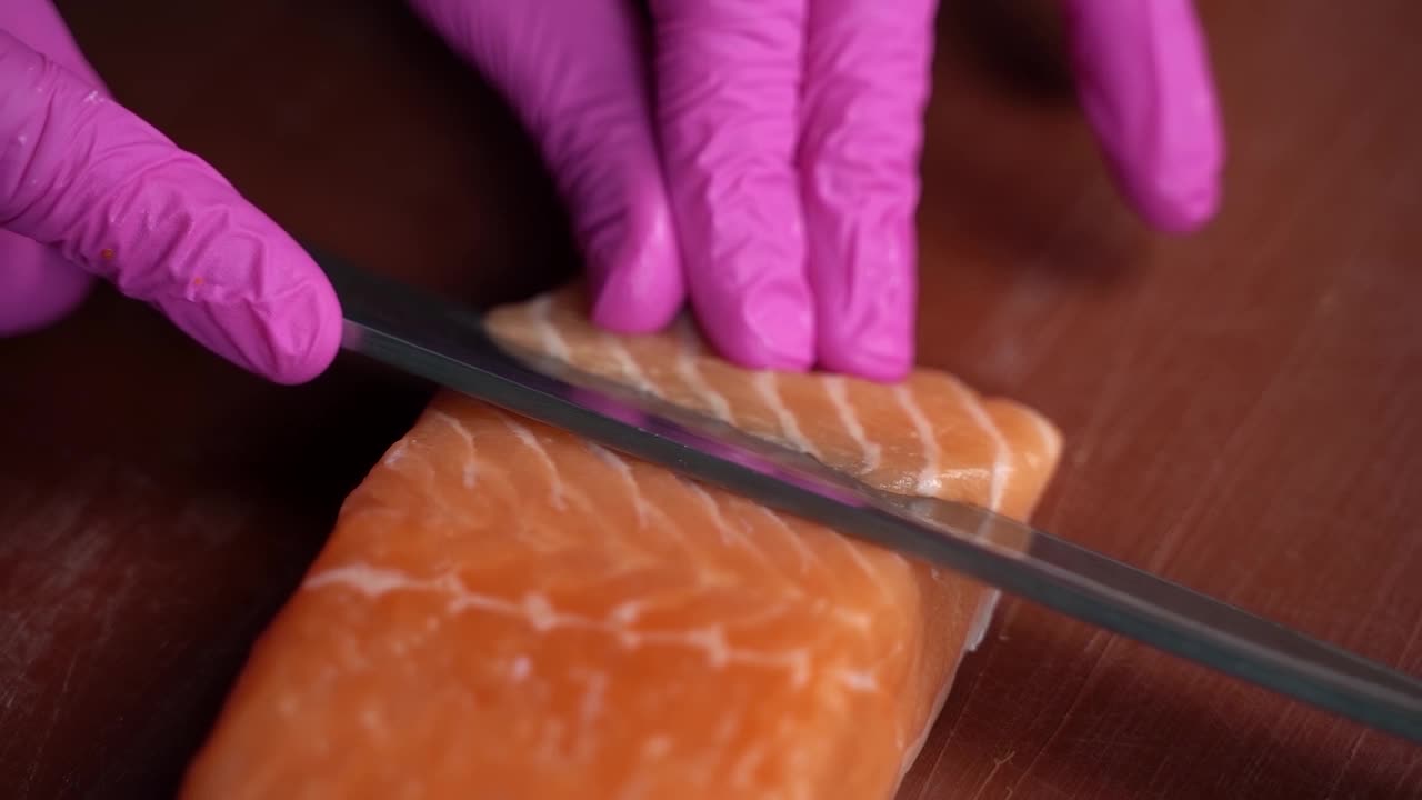 大厨为寿司切红鱼的特写镜头视频下载