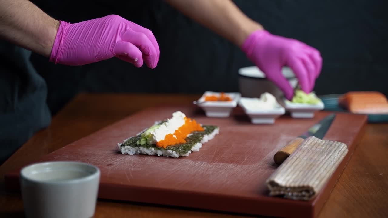 厨师制作寿司卷视频下载