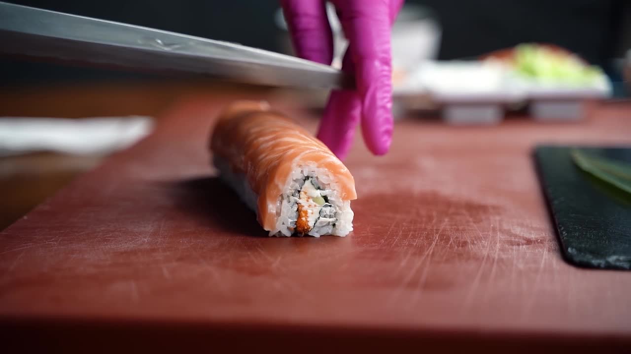 近距离的手准备美味的寿司视频下载