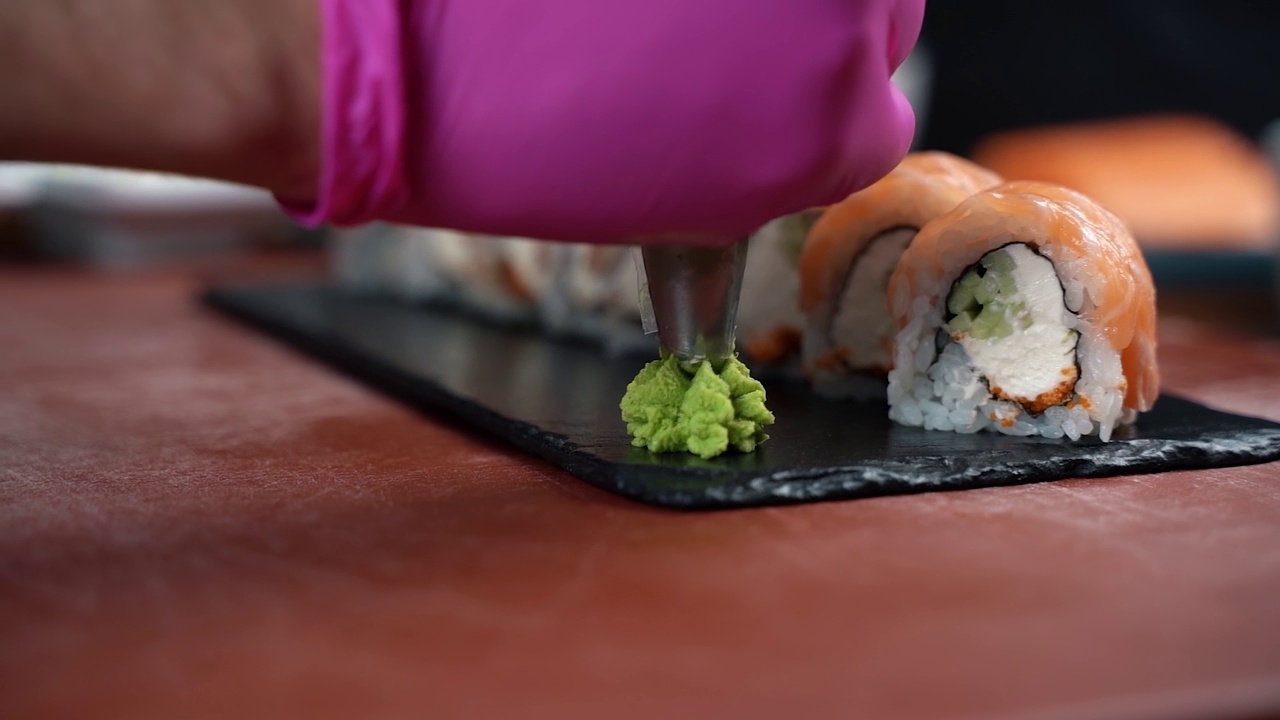 寿司制作的特写。暗的背景视频下载