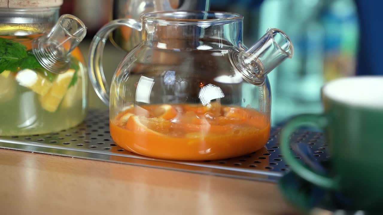 餐厅吧台上的水果茶视频下载