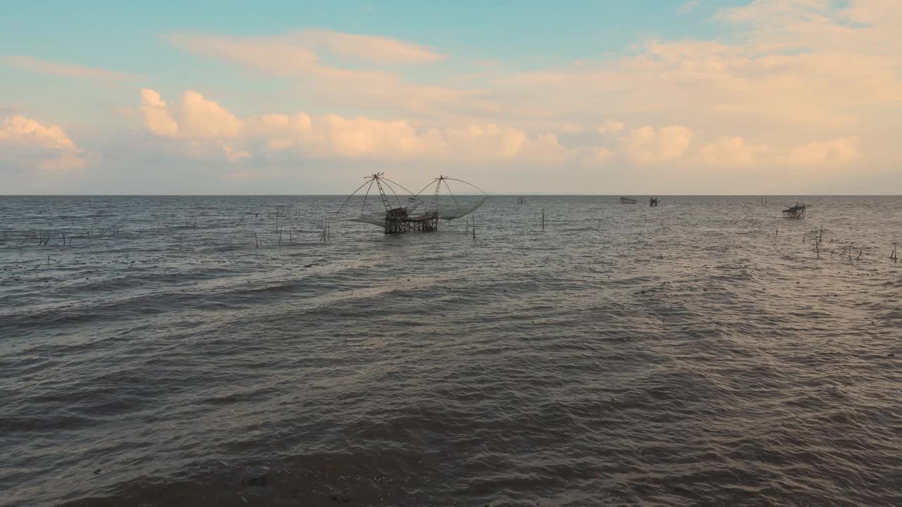 渔民们正在用渔网从湖中捕鱼，在帕塔隆，帕克普拉的Thale Noi视频下载
