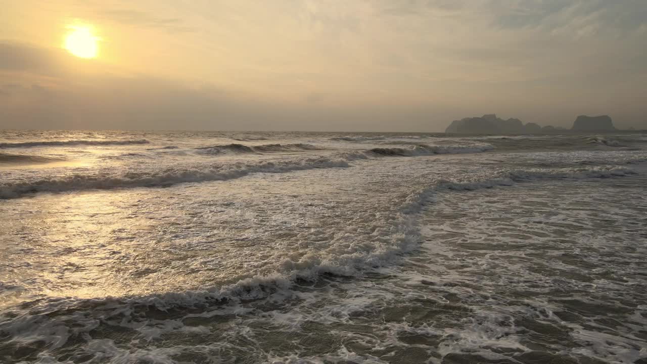 鸟瞰日落天空在海上视频下载