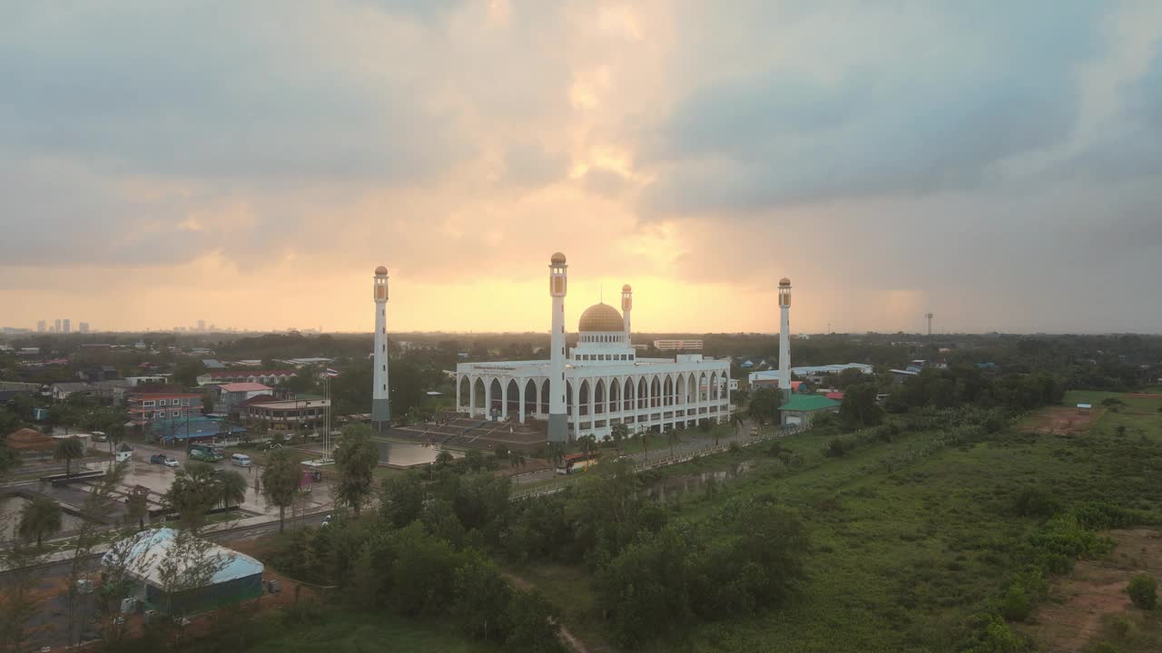 鸟瞰泰国南部宋卡省中央清真寺美丽的日落天空视频下载