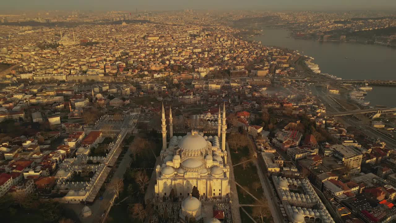 空中苏莱曼耶清真寺和伊斯坦布尔城市景观4K股票视频视频素材
