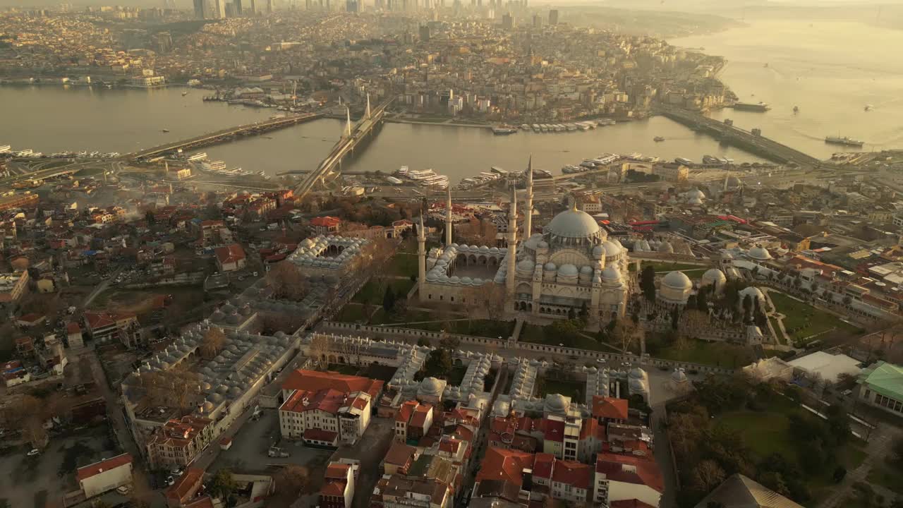 空中苏莱曼耶清真寺和伊斯坦布尔城市景观4K股票视频视频下载