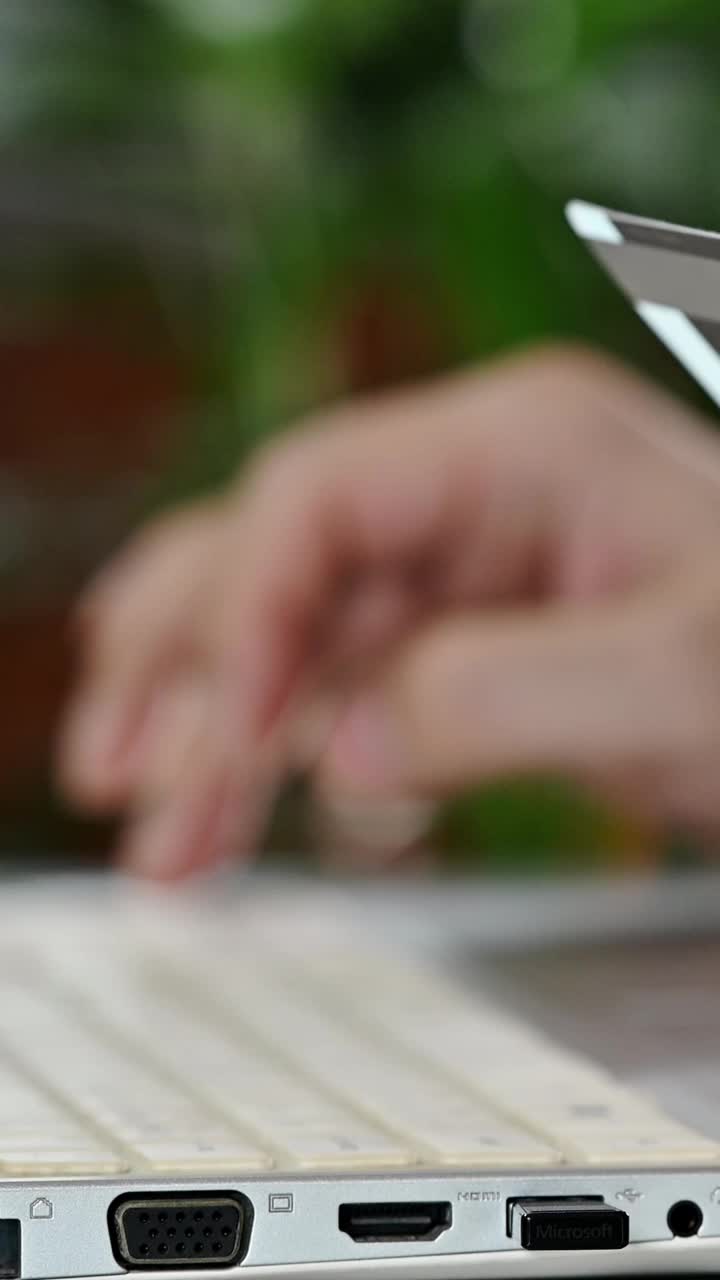 亚洲中年男子的手正在输入信用卡信息视频下载