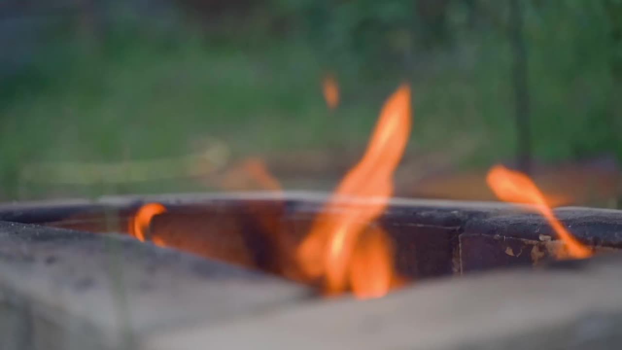 火焰在石头烧烤架上燃烧，慢动作特写视频素材