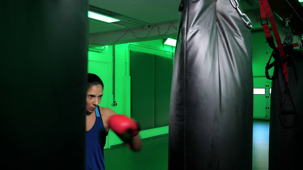拳击是她的爱好。在健身房打拳击。视频下载