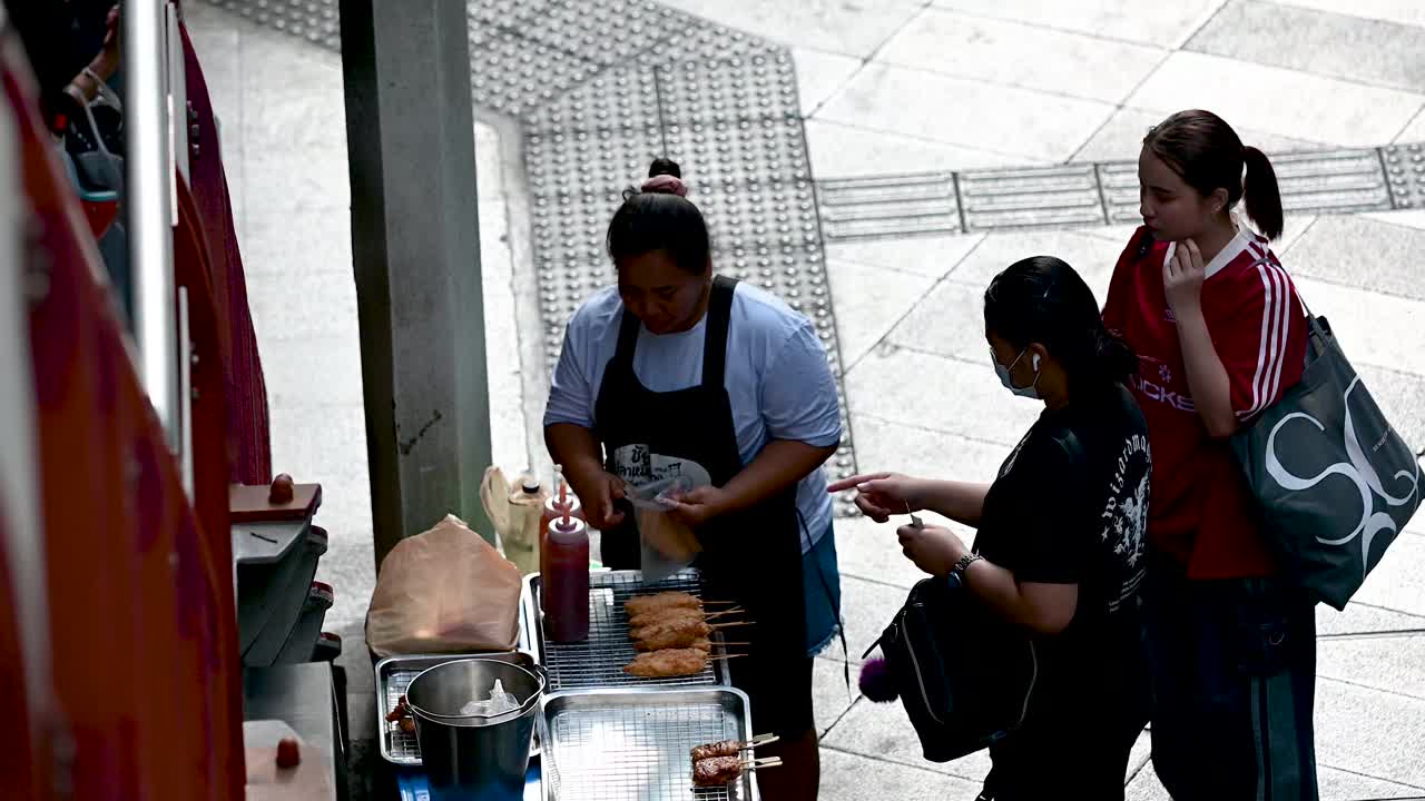 泰国曼谷街头，小贩在推车上卖泰国街头小吃视频下载