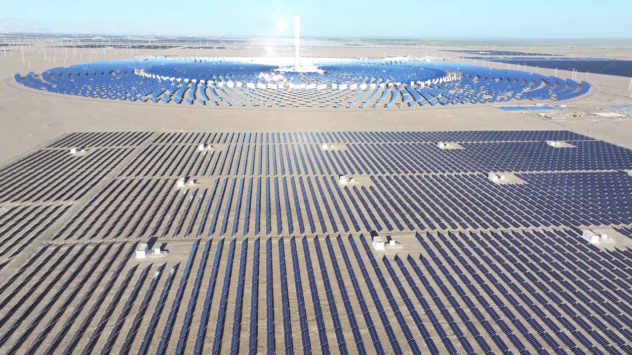 无人机鸟瞰太阳能发电厂视频下载